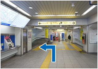 改札を出て左手(東京湾方面)に向かいます。